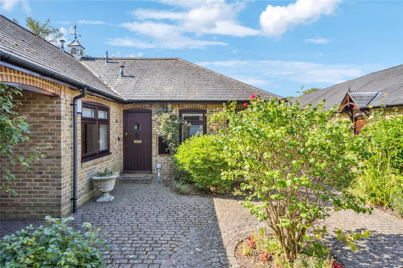 2 bed house for sale, Bovingdon, Hertfordshire