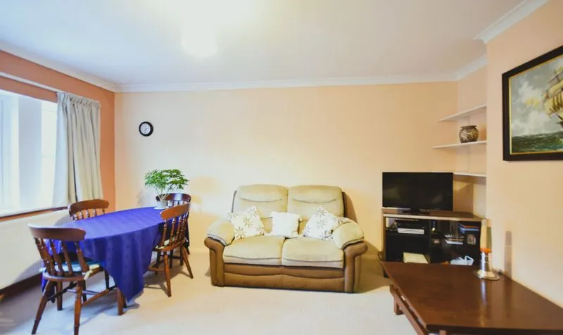Collier Close, Epsom, KT19, photo 4