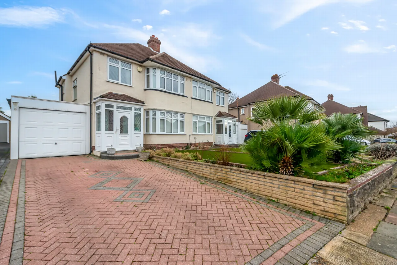 3 bed house for sale — Highcombe Close, Mottingham, SE9 4QJ