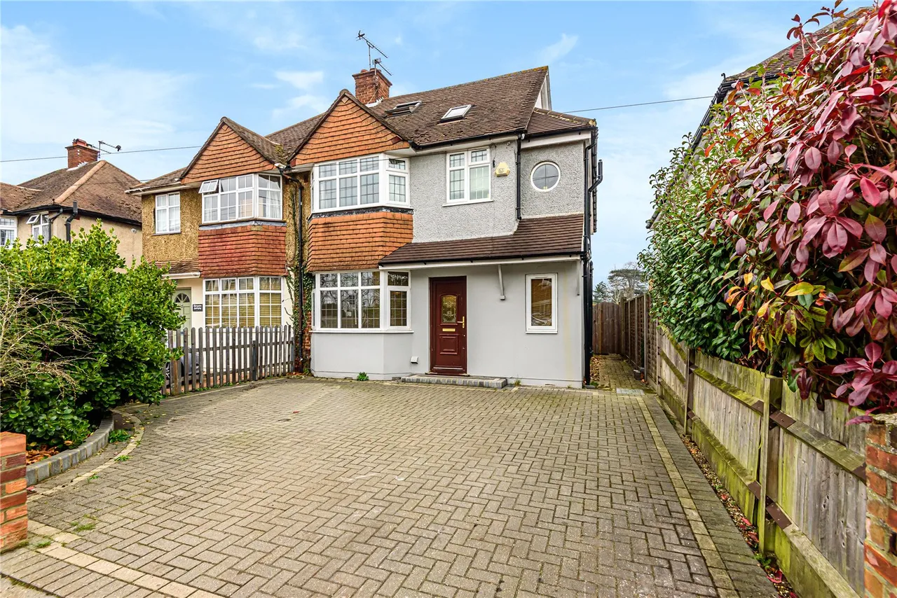 4 bed house for sale — Manygate Lane, Shepperton, TW17 9ED