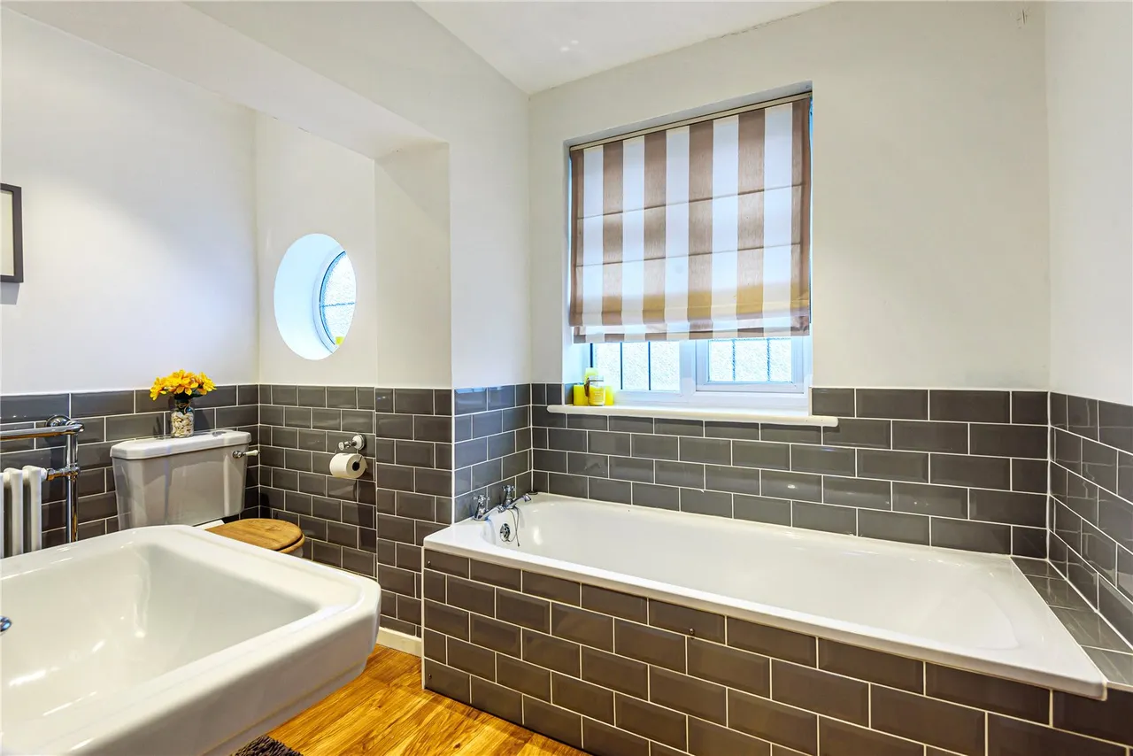 Manygate Lane, Shepperton, TW17 9ED, photo 8