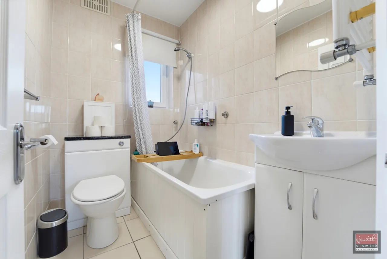 Oakhall Drive, Sunbury-on-Thames, TW16, photo 11