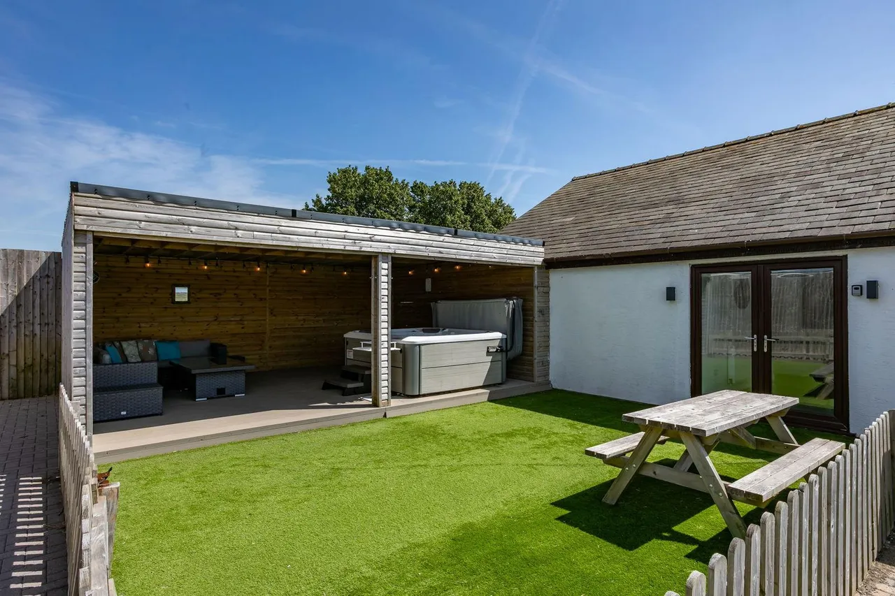 Browns Lane, Stalmine, FY6, photo 22