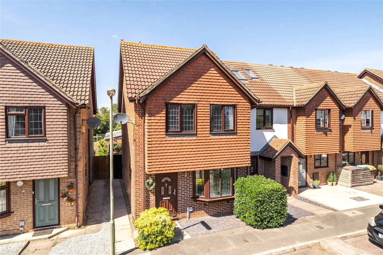 3 bed house for sale, Armstrong Close, Walton-On-Thames, KT12