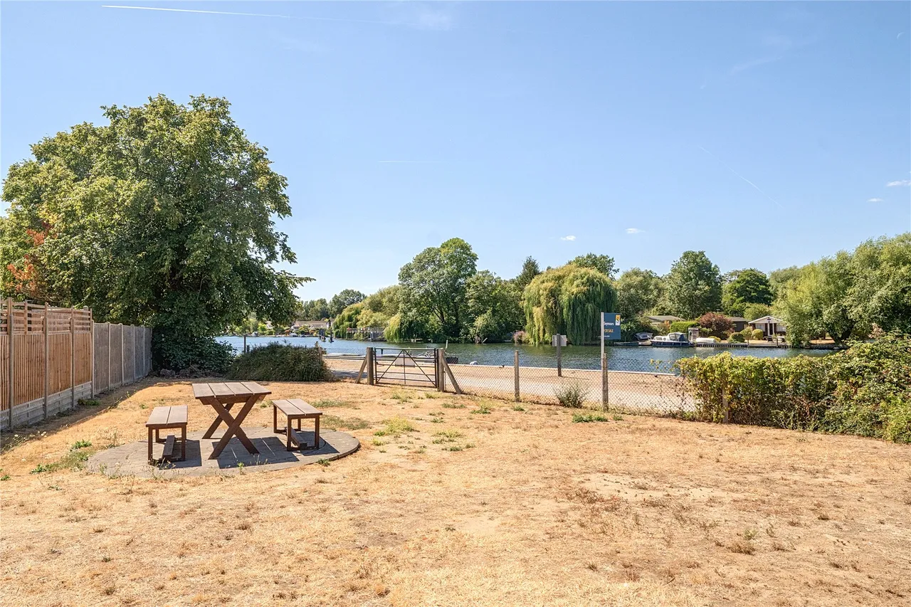 Armstrong Close, Walton-On-Thames, KT12, photo 20