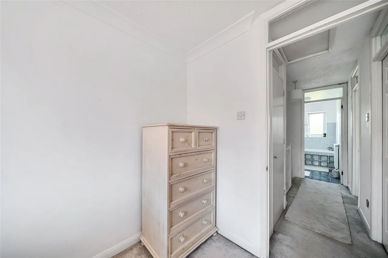 Armstrong Close, Walton-On-Thames, KT12, photo 15