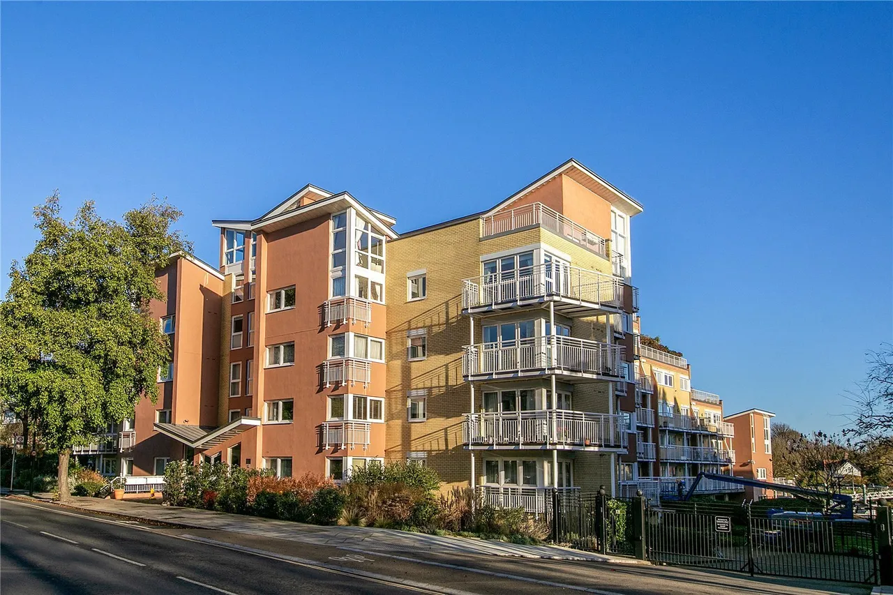 2 bed flat for sale, Twickenham Road, Teddington, TW11