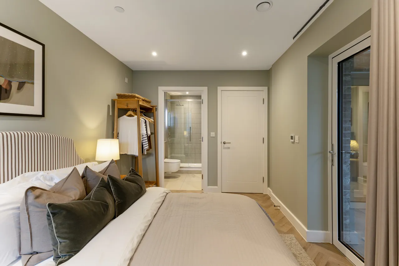 The Broadway, London, SW19, photo 7