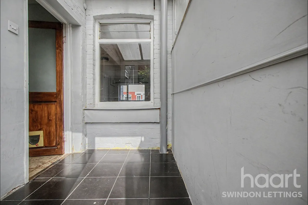 Redcliffe Street, SN2, photo 7