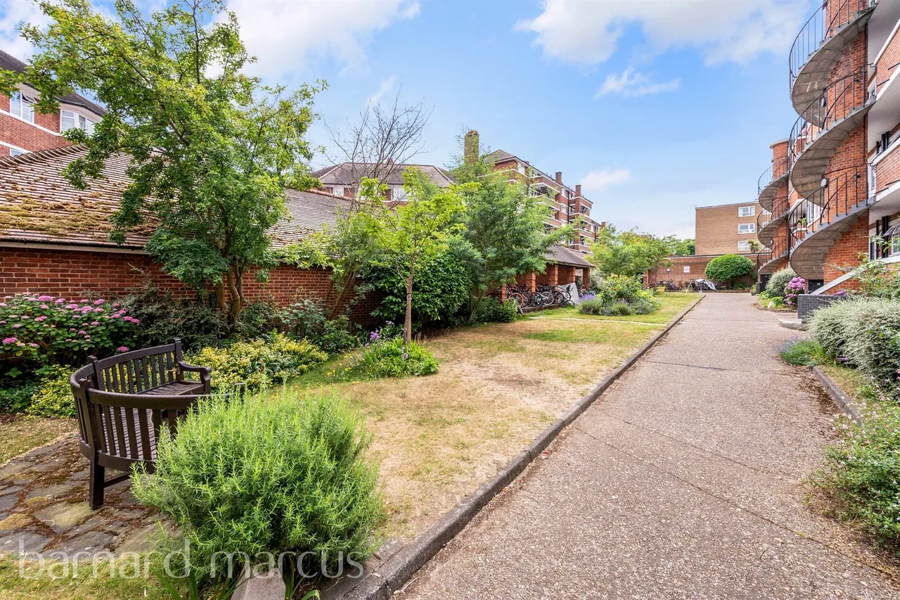 Upper Richmond Road West, East Sheen, London, photo 8