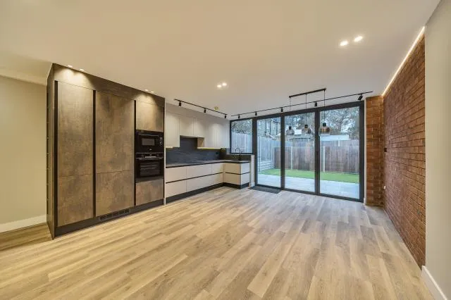 3 bed flat for sale, Totteridge Lane, London, N20