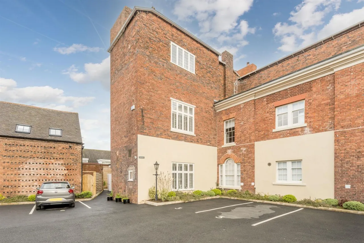 3 bed house for sale — Broadfield House, Kingswinford, DY6 9NS