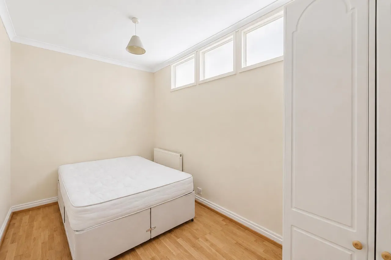 Roehampton High Street, London, SW15, photo 5