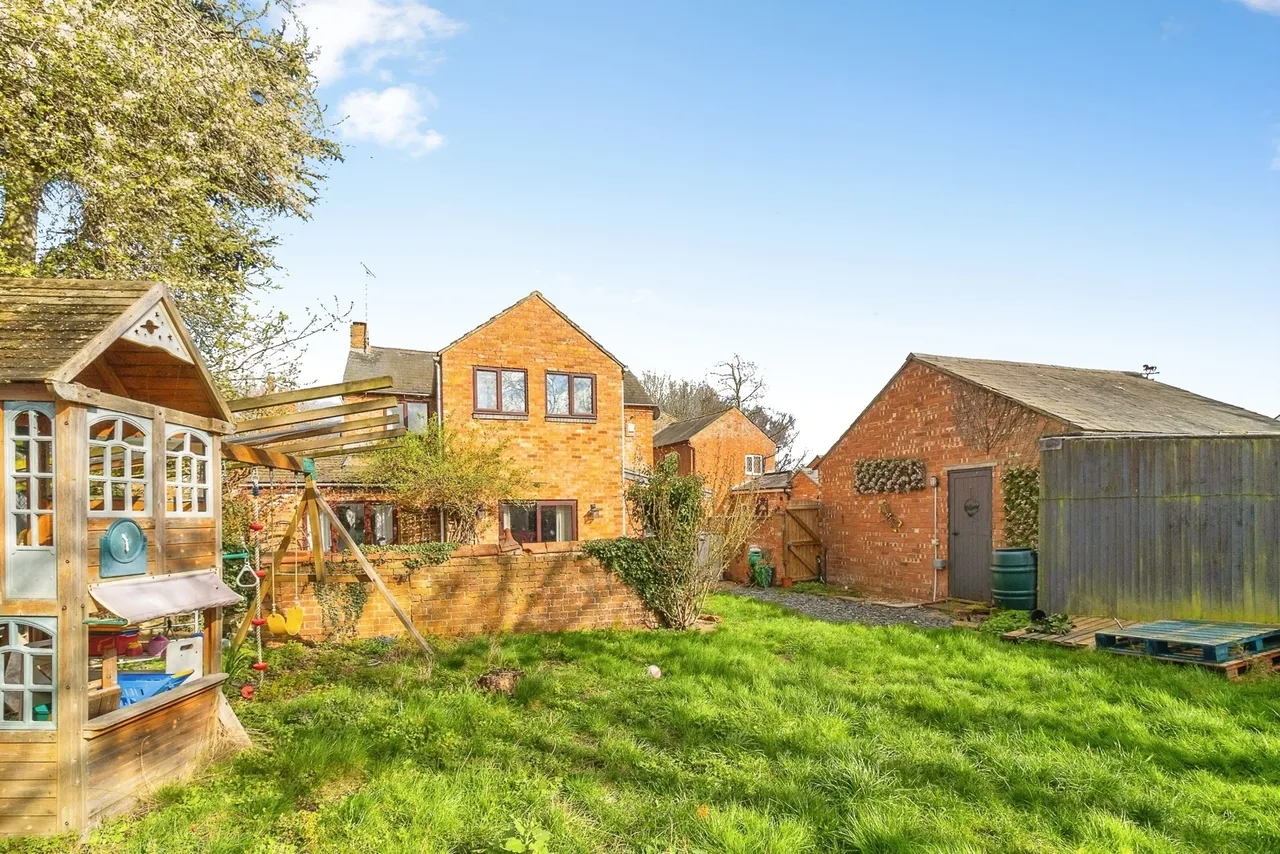 Chestnut Road, Yardley Gobion, NN12, photo 21