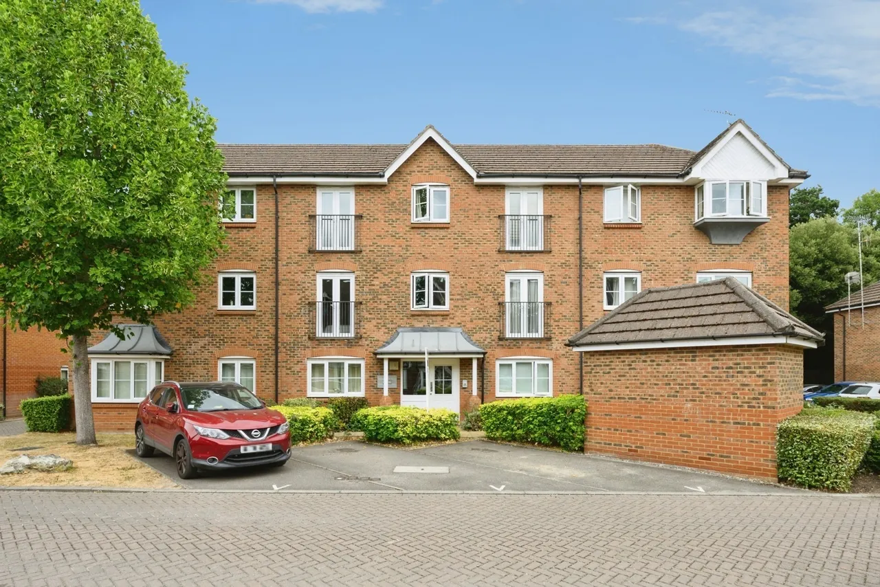 2 bed flat for sale, Kingsfield Way, Redhill, RH1