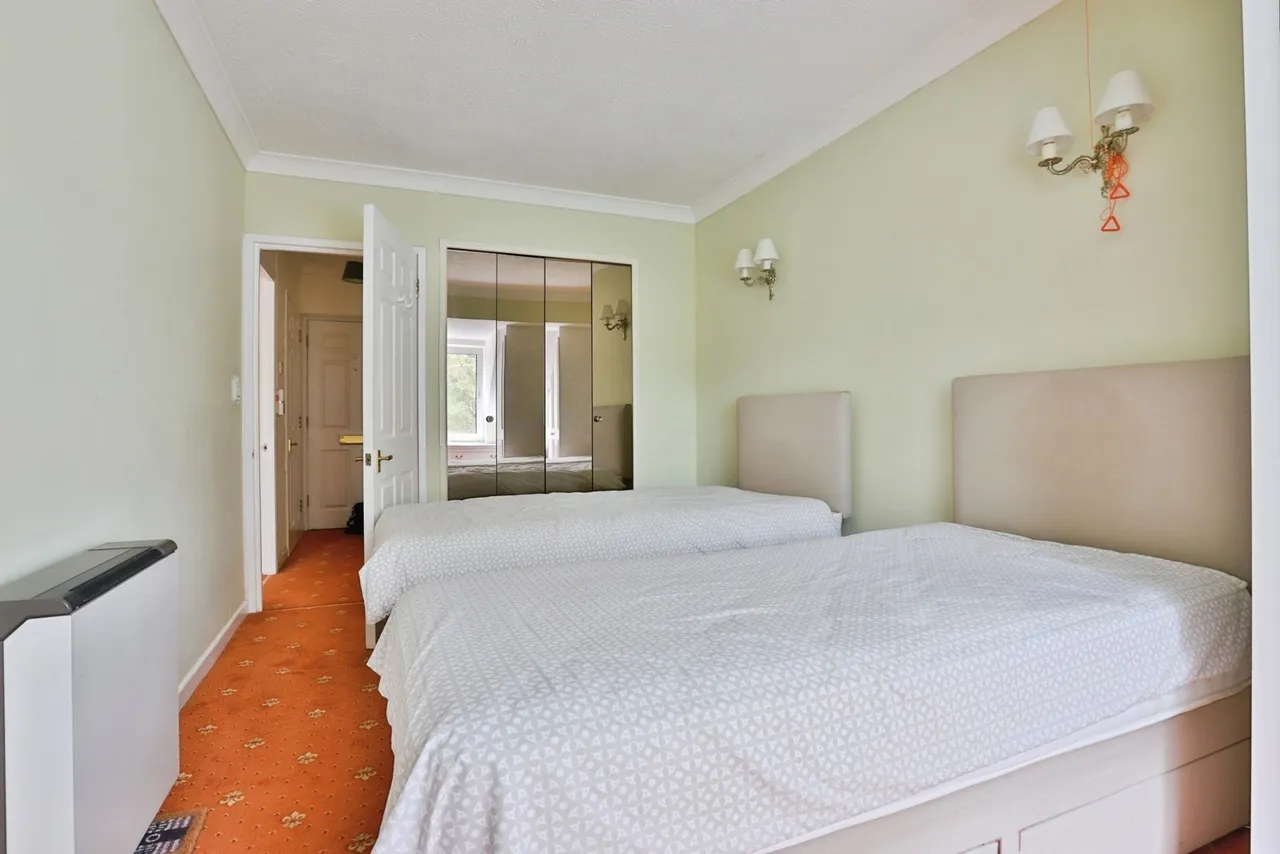 Queens Park West Drive, Bournemouth, BH8, photo 3