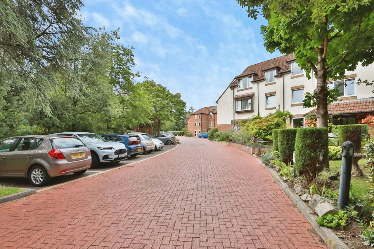 Queens Park West Drive, Bournemouth, BH8, photo 2
