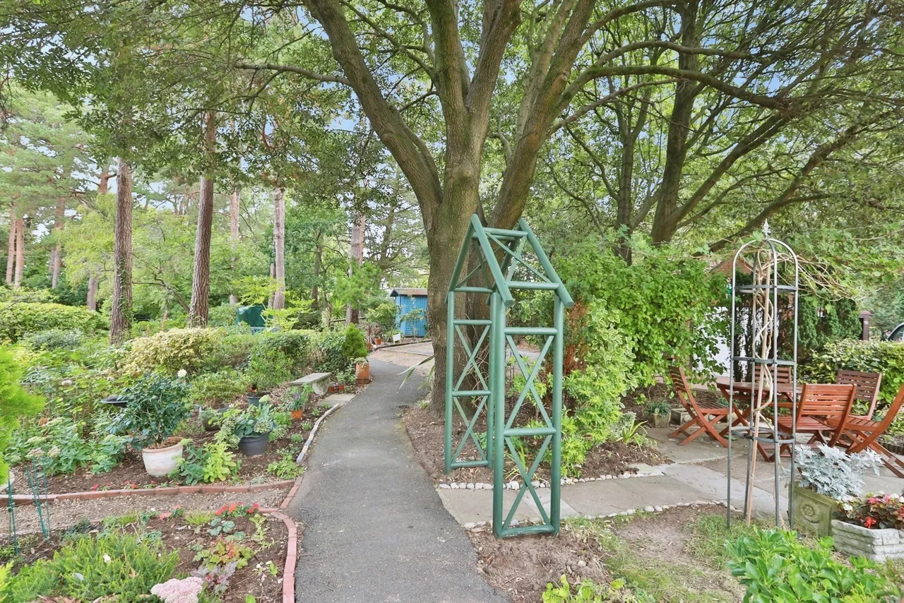 Queens Park West Drive, Bournemouth, BH8, photo 16