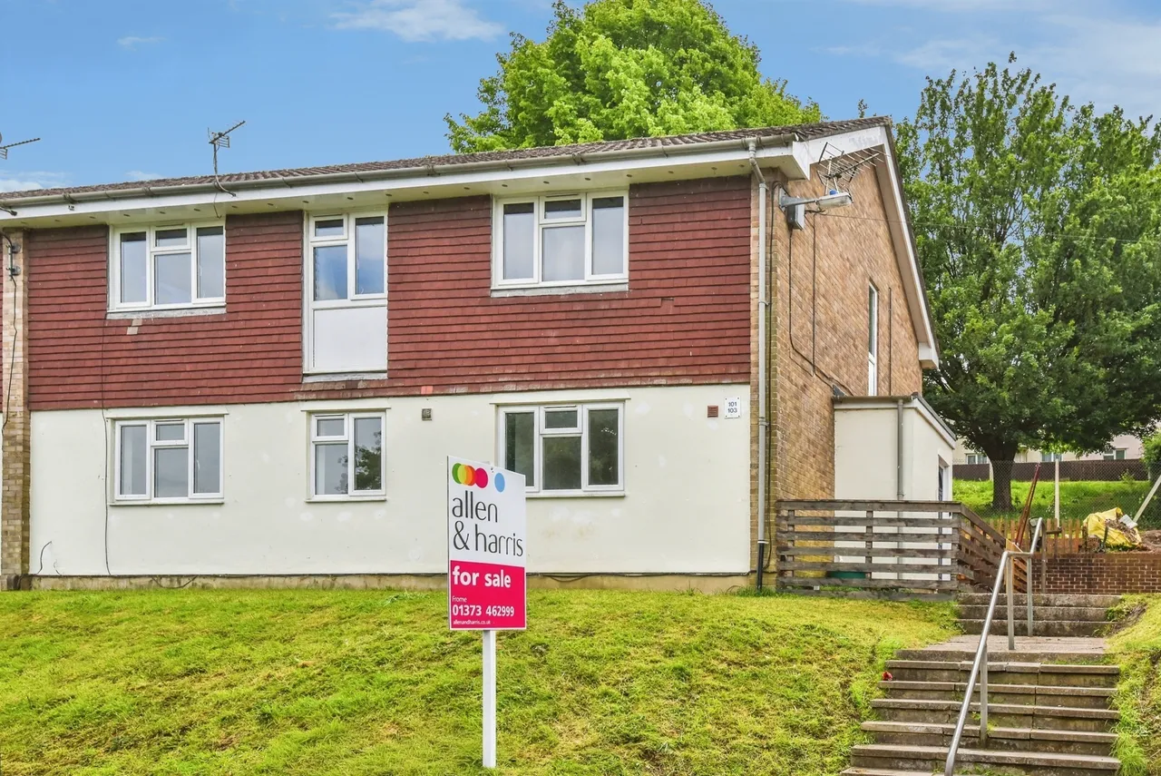 2 bed flat for sale — Feltham Drive, Frome
