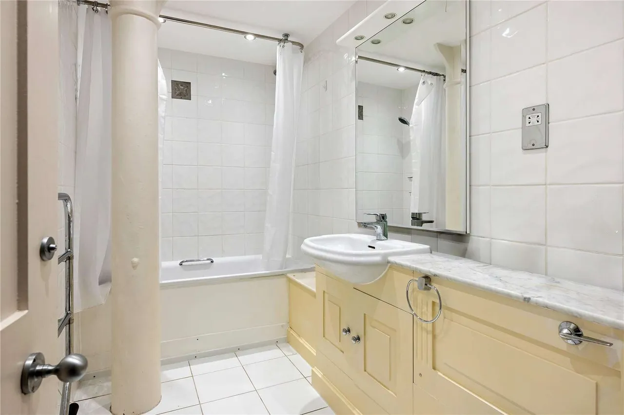 East Smithfield, London, E1W, photo 10