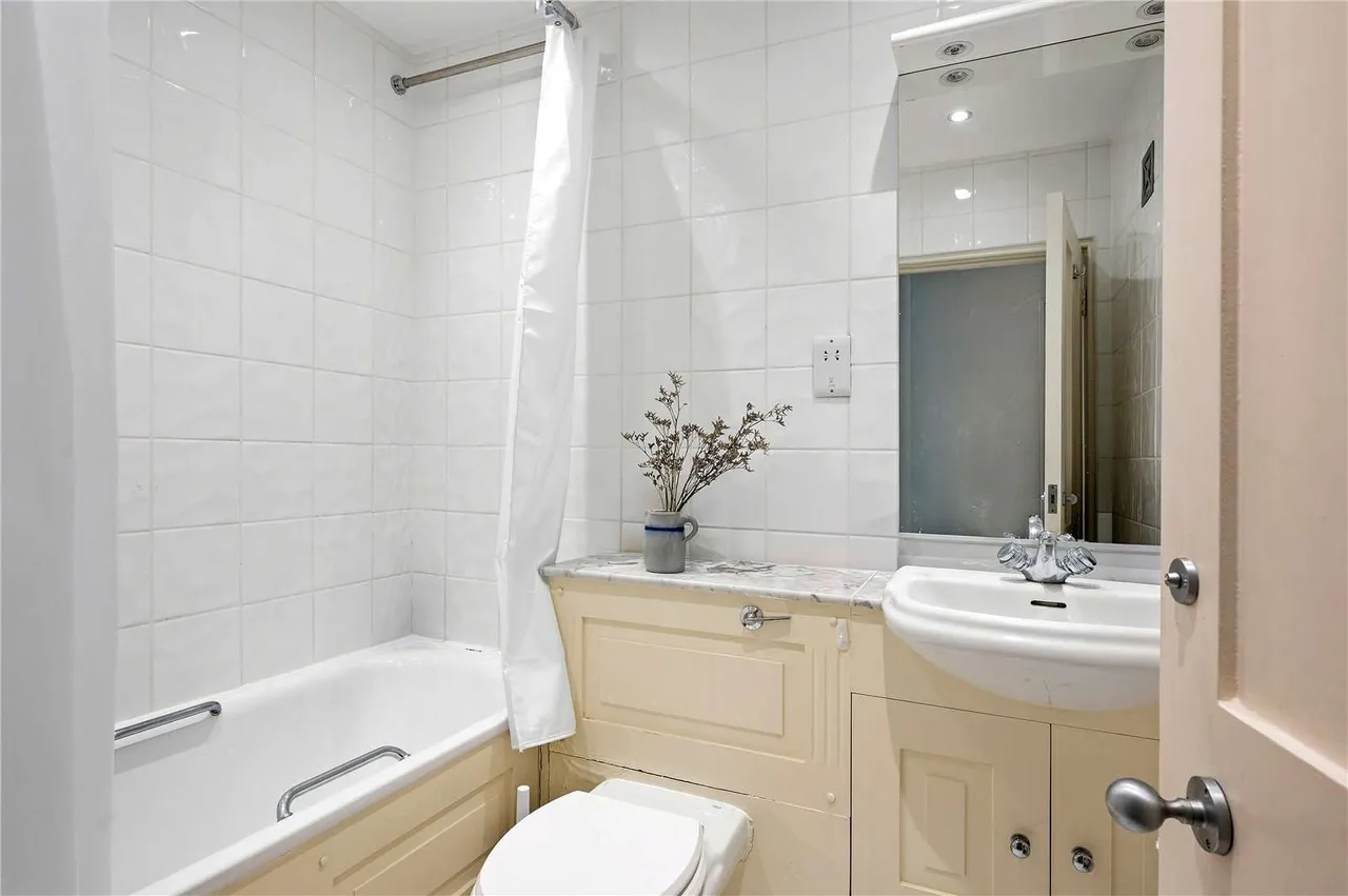 East Smithfield, London, E1W, photo 17