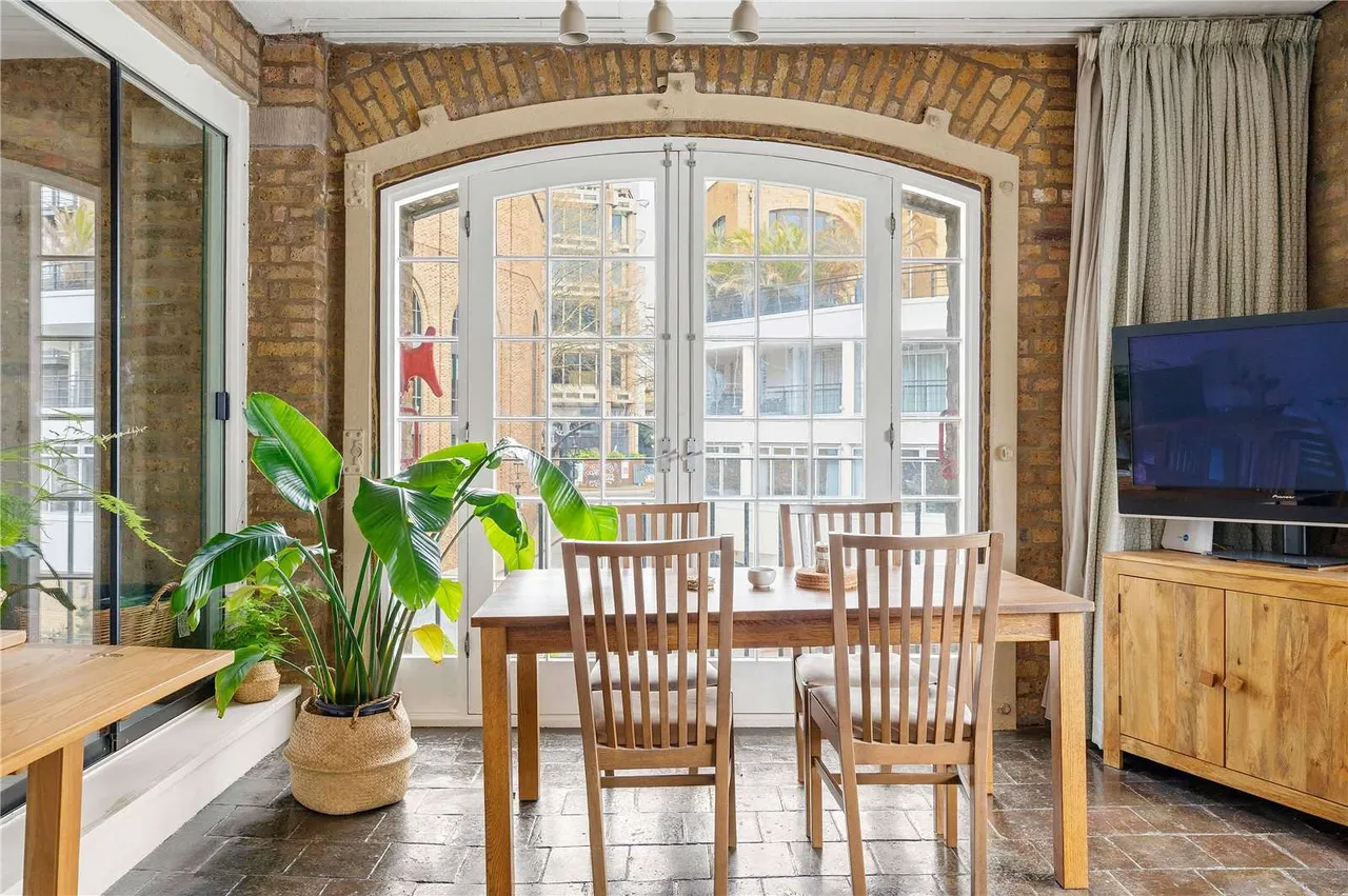 East Smithfield, London, E1W, photo 2