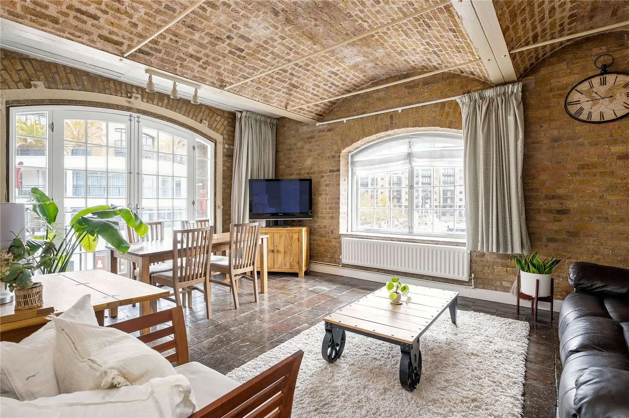 2 bed flat for sale, East Smithfield, London, E1W