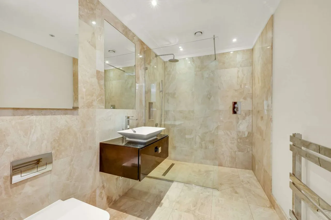 Wootton Place, Esher, Surrey, KT10 9FH, photo 11