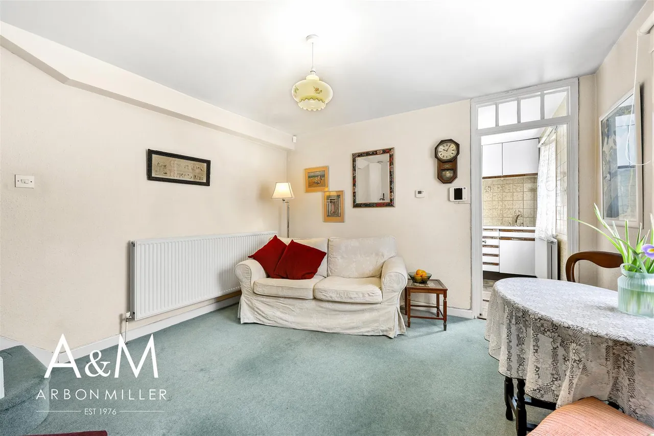 Tanners Lane, Barkingside, Essex, Ilford, IG61QE, photo 4