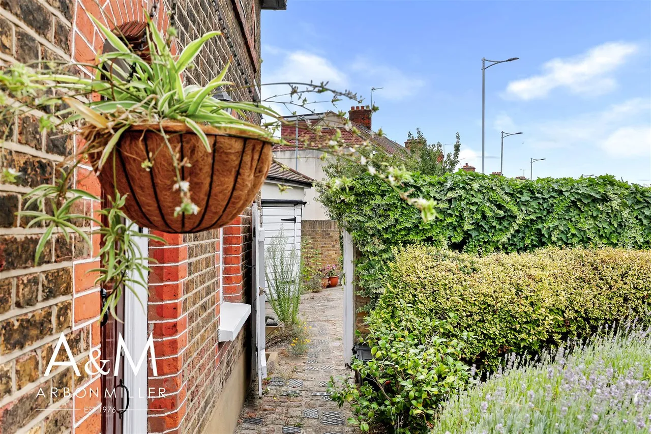 Tanners Lane, Barkingside, Essex, Ilford, IG61QE, photo 19