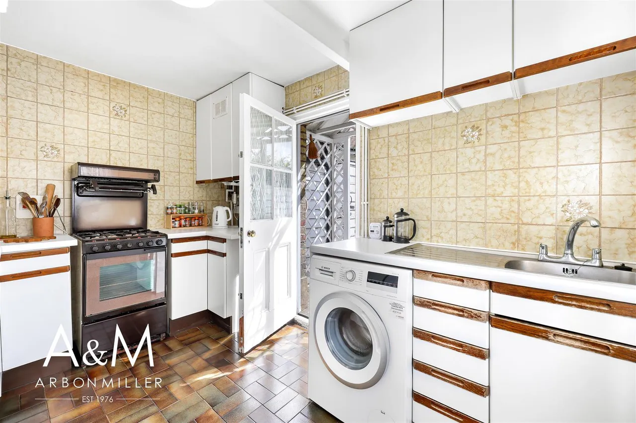 Tanners Lane, Barkingside, Essex, Ilford, IG61QE, photo 6