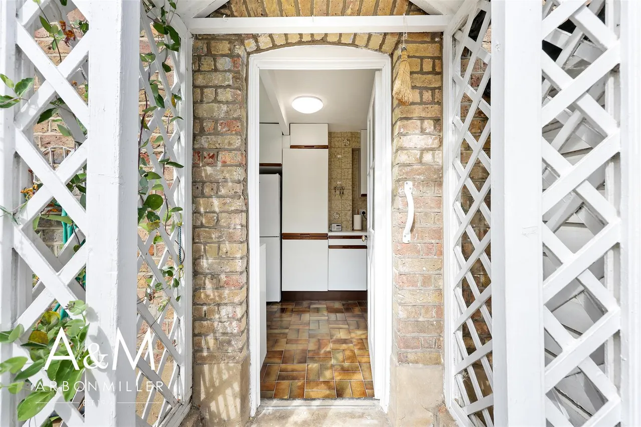 Tanners Lane, Barkingside, Essex, Ilford, IG61QE, photo 9