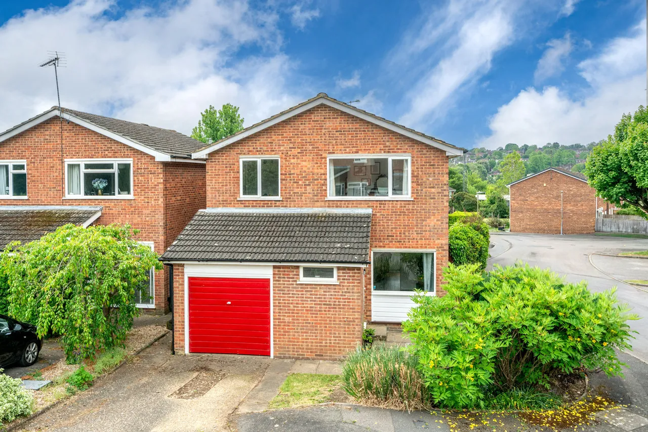 4 bed house for sale — Chiltern Park Avenue, Berkhamsted