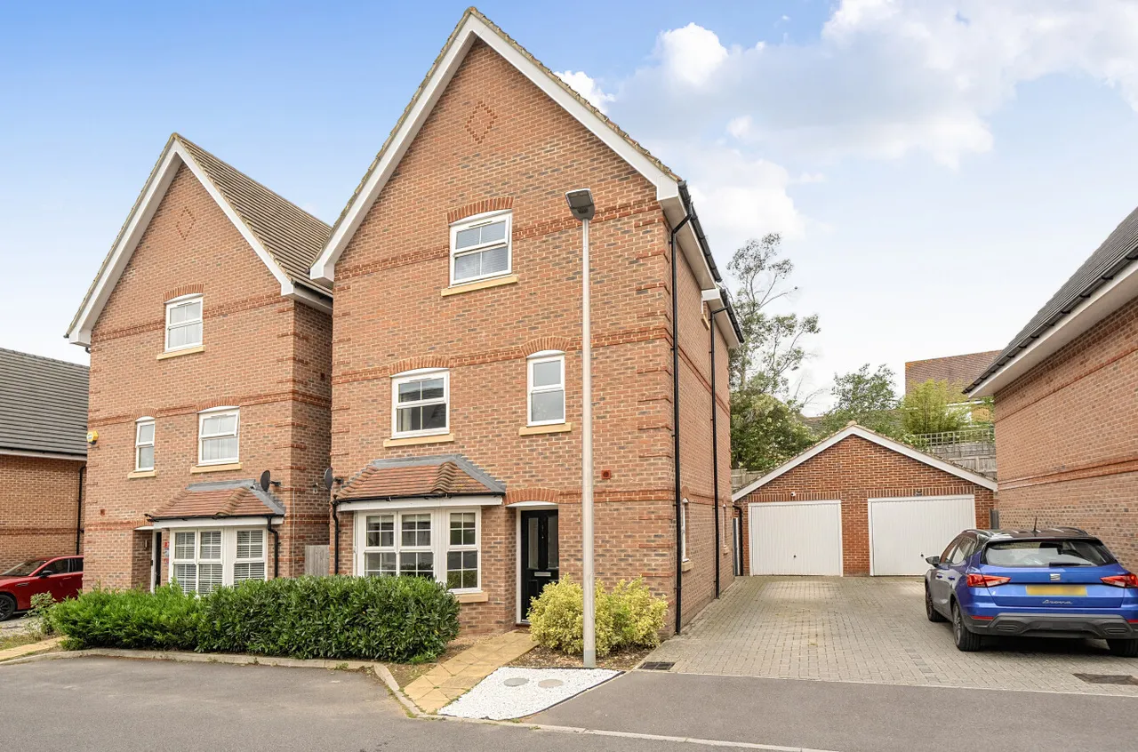 4 bed house for sale — Firethorn, Shinfield, Reading, Berkshire, RG2 9GD