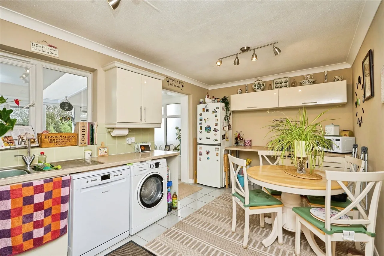 Aylett Close, Brading, PO36, photo 5