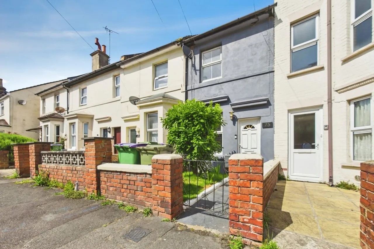 2 bed house for sale — Radnor Park Road, Folkestone