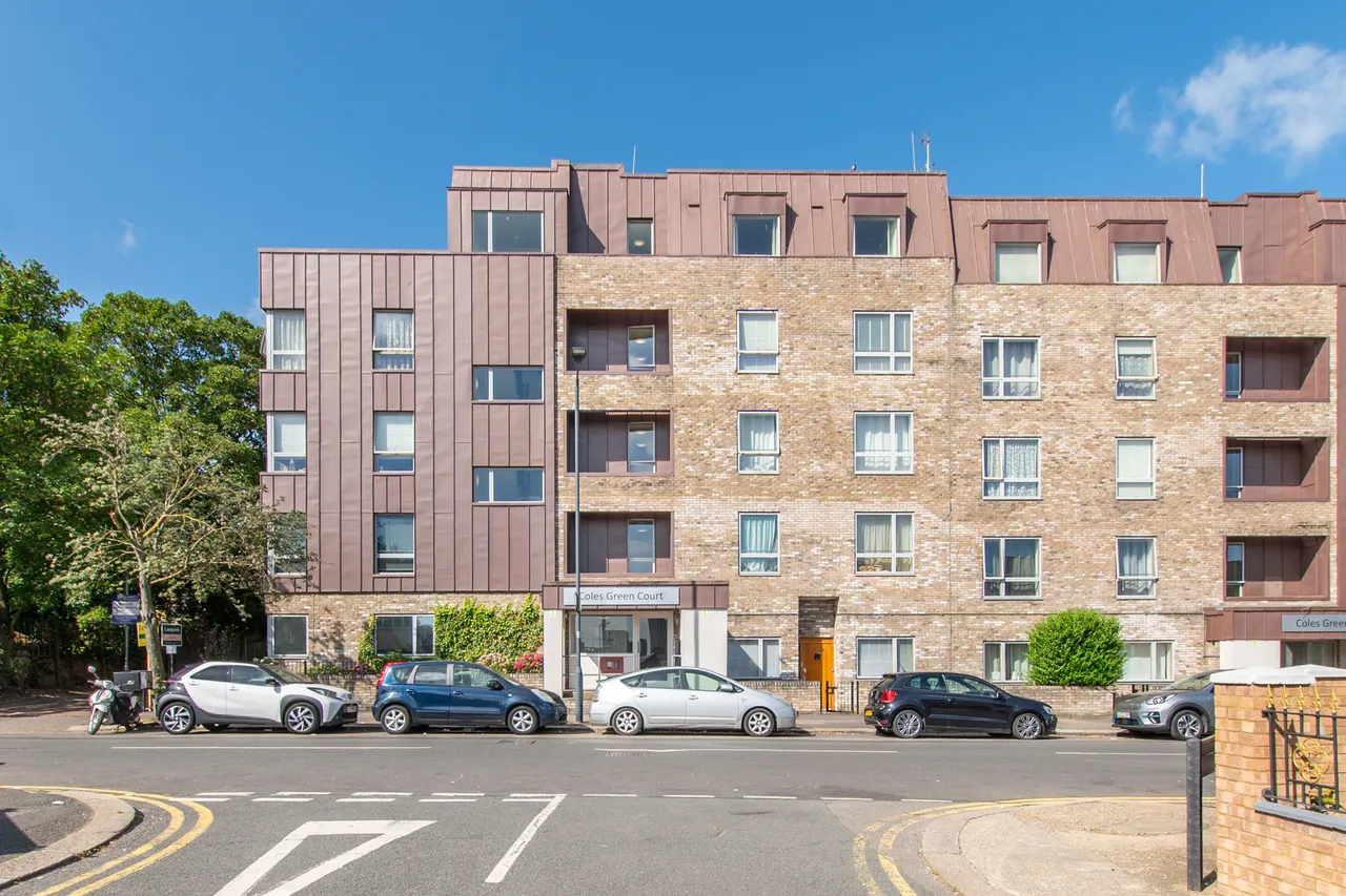 21 Coles Green Court, Coles Green Road, London, photo 5