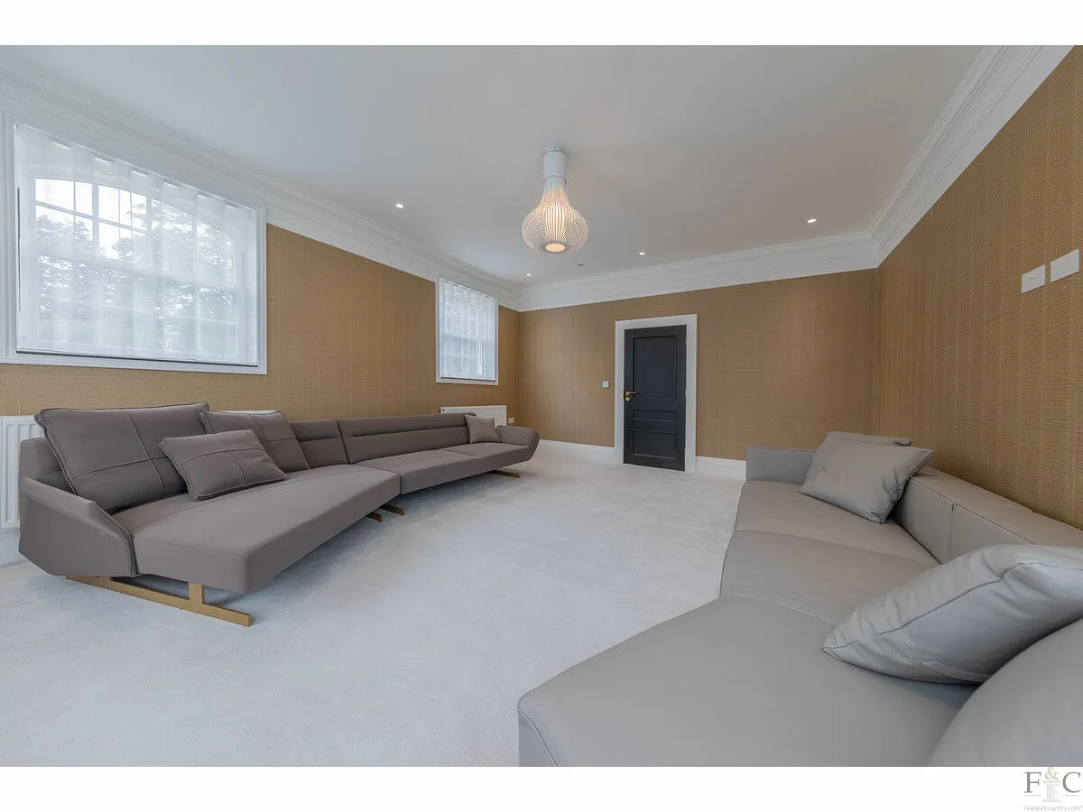 Stoughton Drive South, Leicester, LE2, photo 12