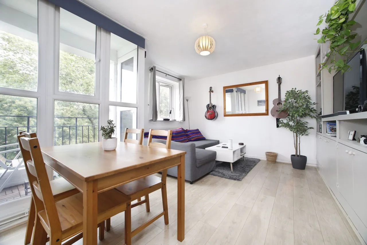 3 bed flat to rent, Innes Gardens, London, SW15