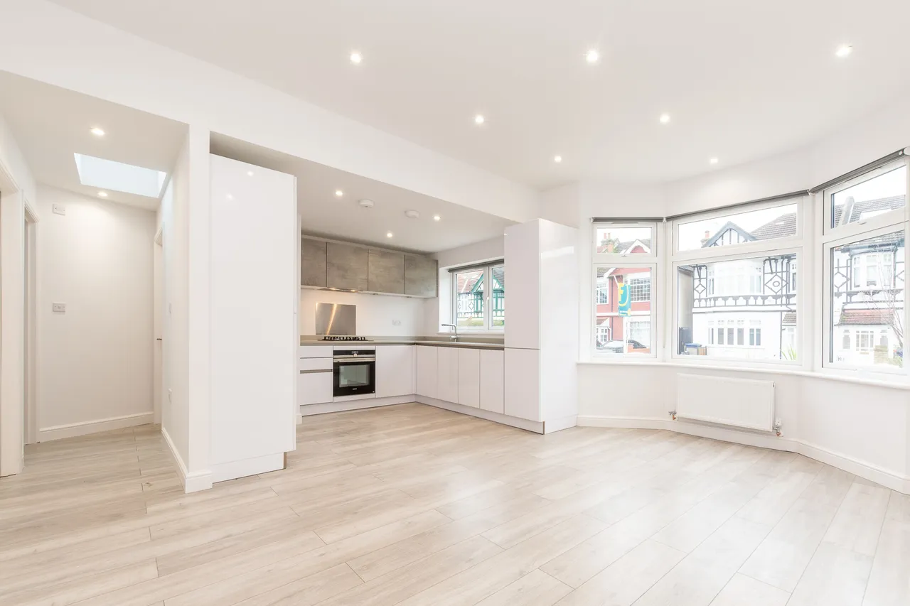 2 bed flat to rent — Flat 2, 50 Loveday Road, London