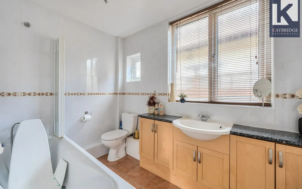 Tealing Drive, Epsom, KT19, photo 13
