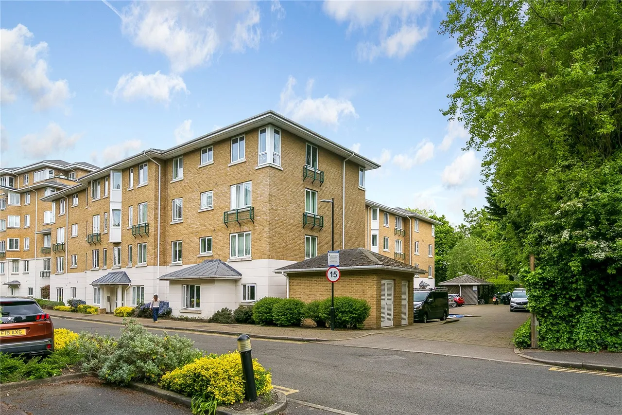 1 bed flat to rent, Strand Drive, Kew, TW9