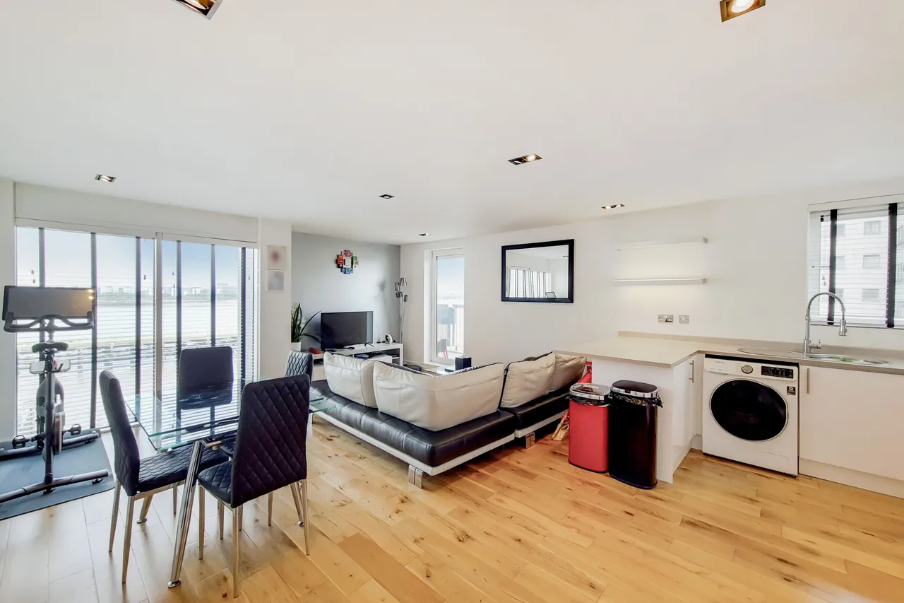 2 bed flat to rent — 26 Tideslea Tower, Erebus Drive, London