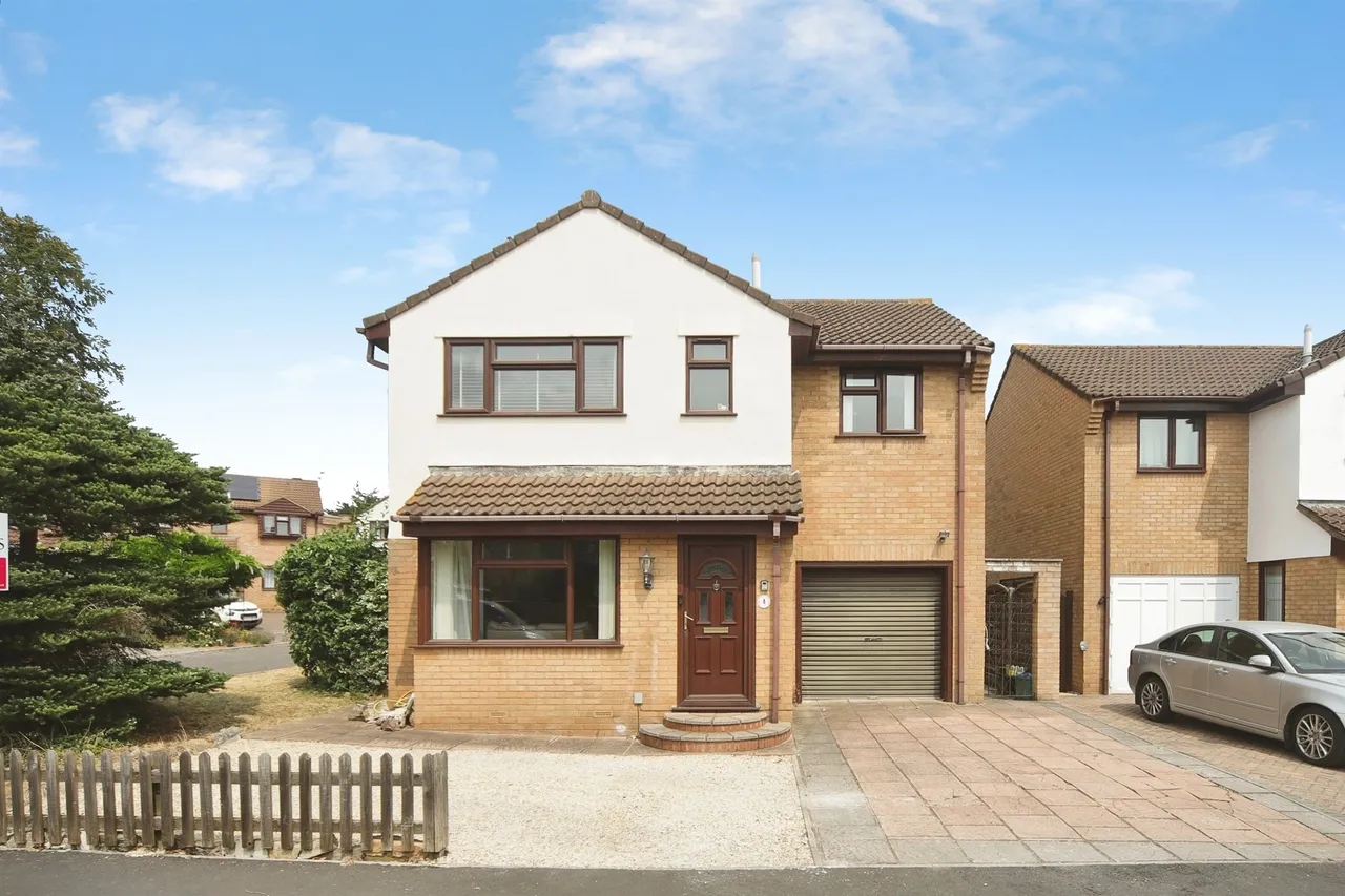 4 bed house for sale — Feversham Way, TAUNTON