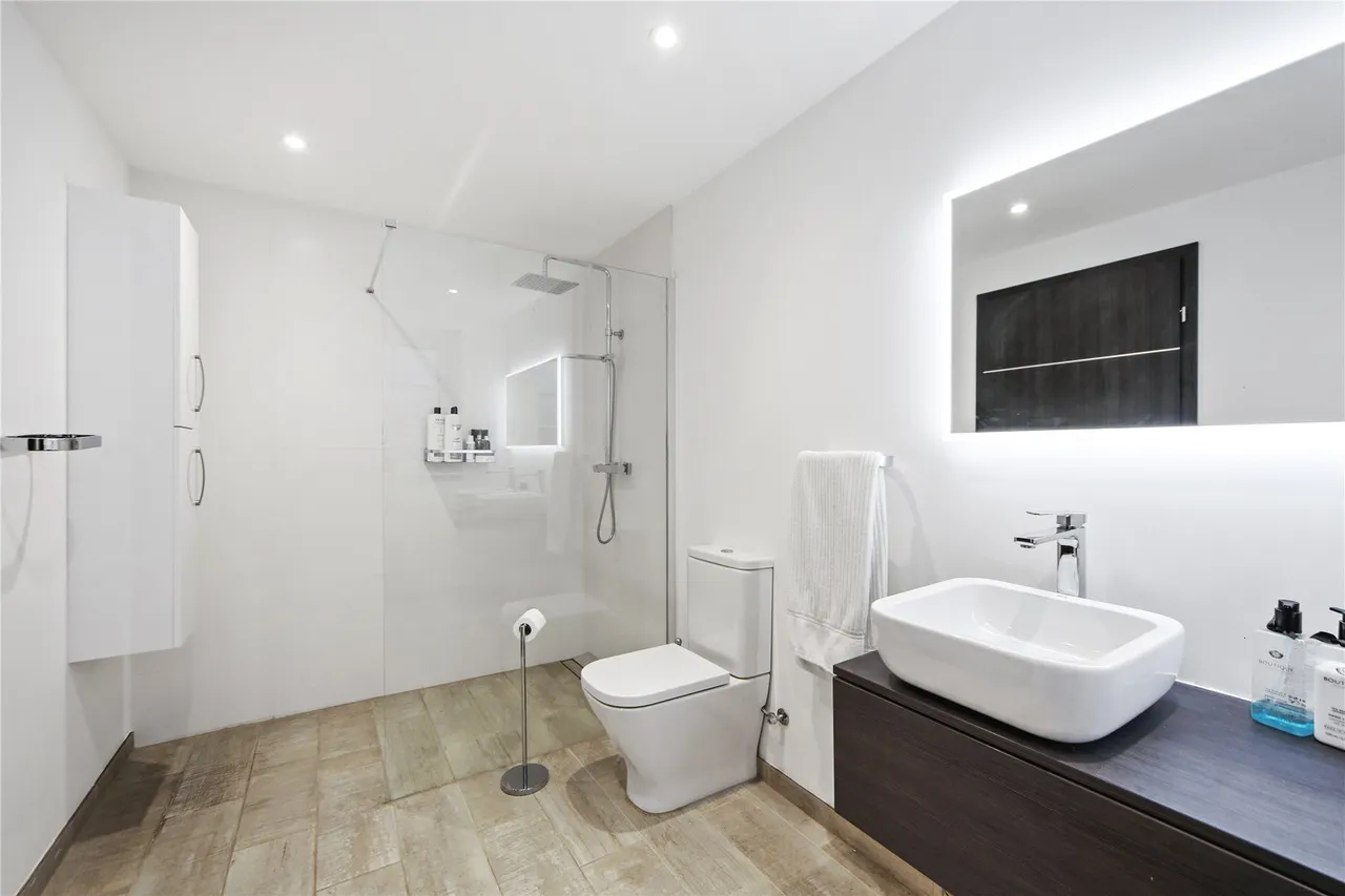 London Street, Chertsey, KT16, photo 8