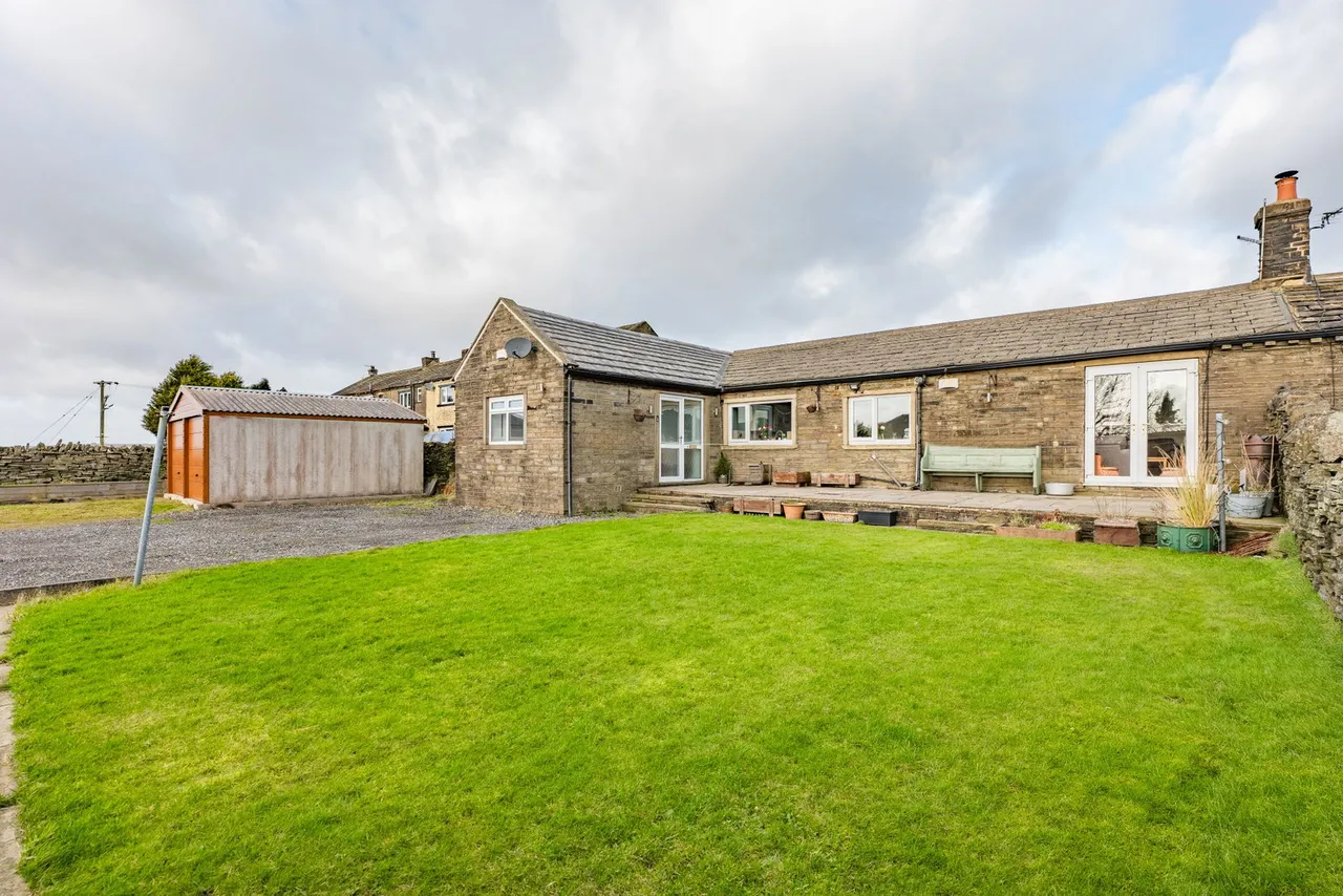 4 bed house for sale, Moorside Fold, Mountain, BD13