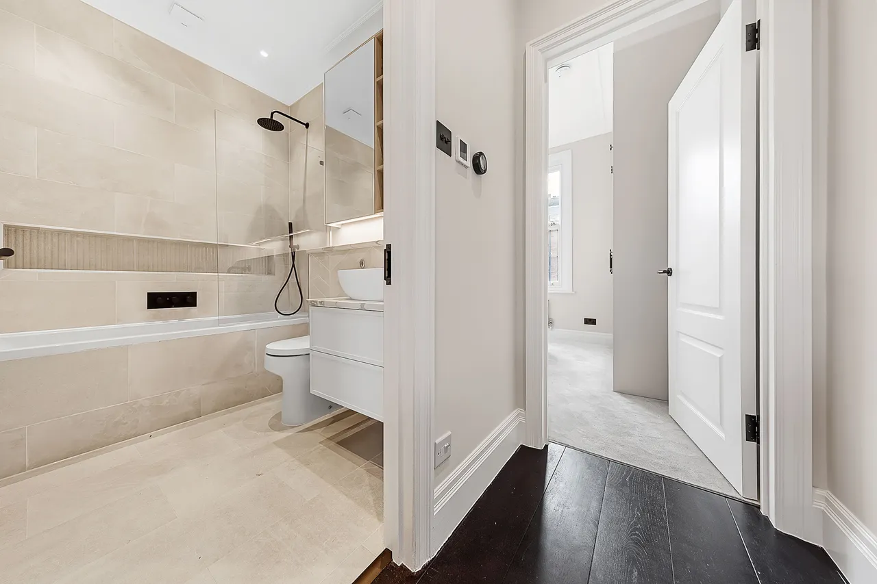 First Floor Flat, 797 Fulham Road, London, photo 7
