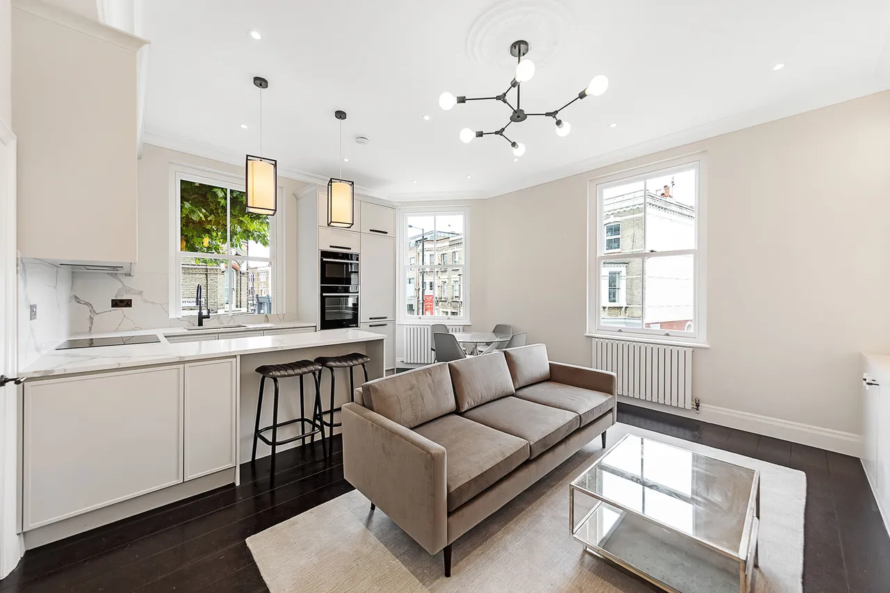 First Floor Flat, 797 Fulham Road, London, photo 2
