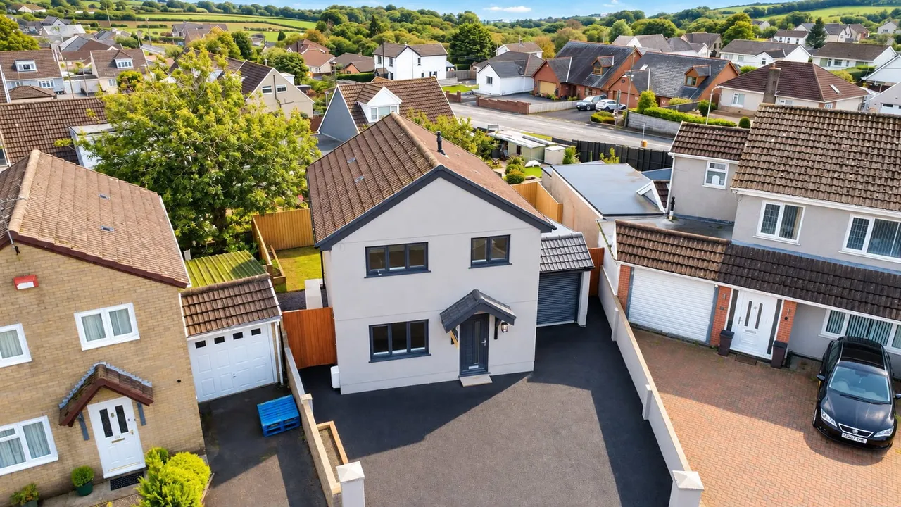 3 bed house for sale — Dythel Park, Pen-Y-Mynydd, Llanelli, Carmarthenshire SA15