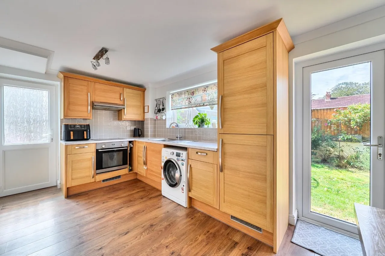 Henning Way, Milborne Port, DT9, photo 2